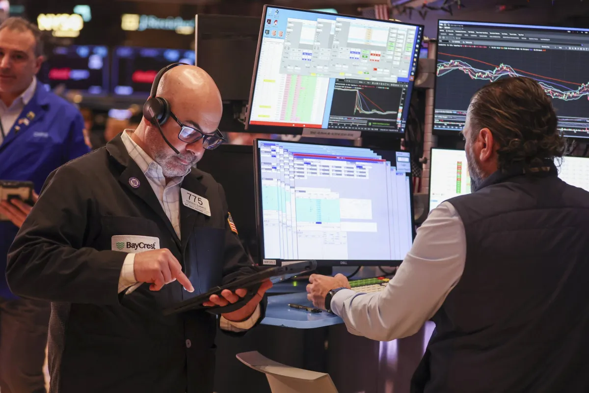 وول ستريت تترقب المسار الدبلوماسي وسط تذبذب في الأسهم