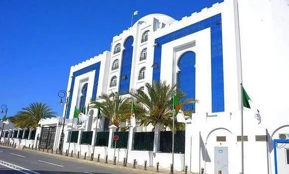 محامو تونس يضربون احتجاجا على تعطل الحوار مع السلطة محامو تونس يضربون احتجاجا على تعطل الحوار مع السلطة