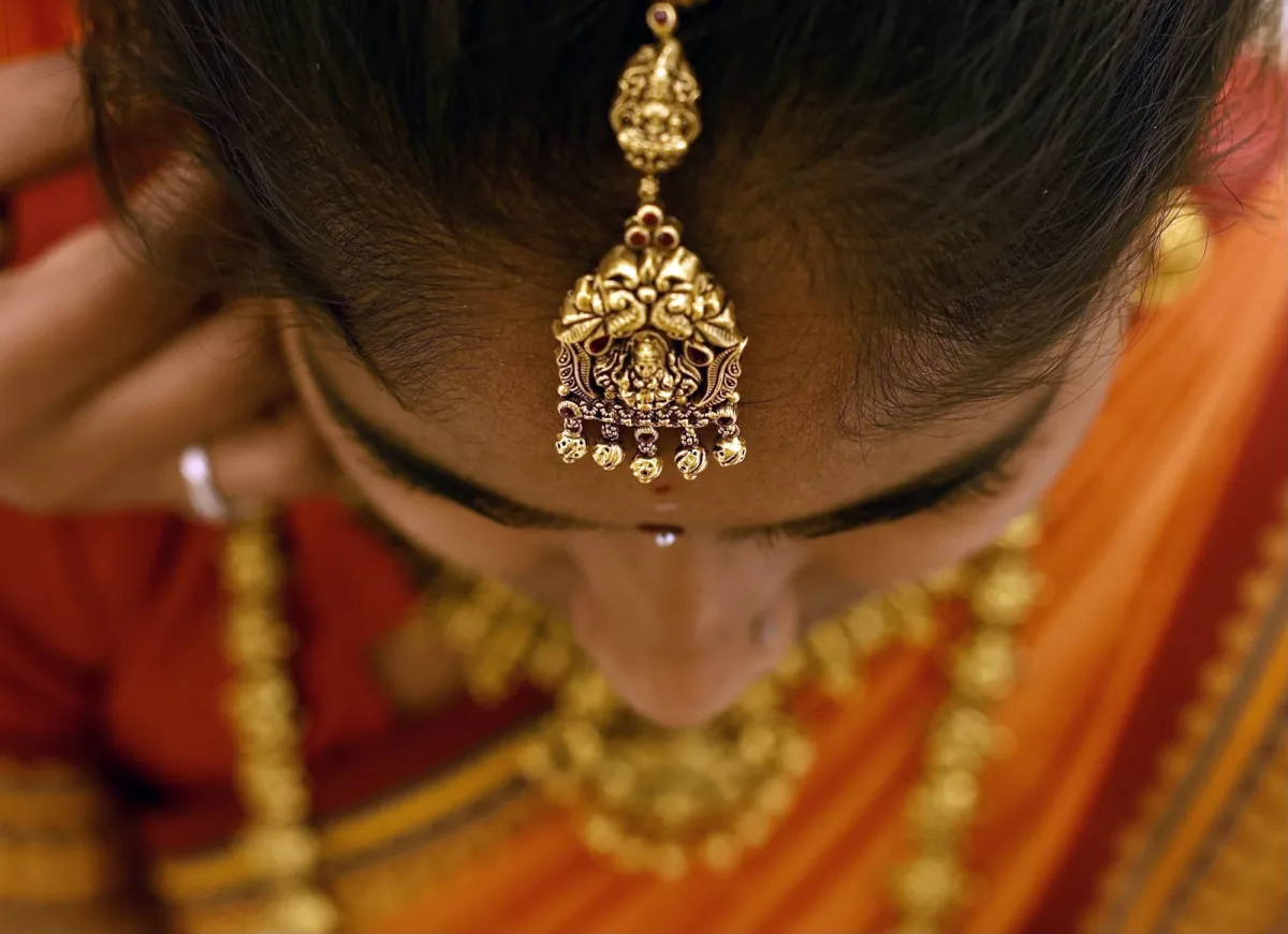 الذهب يتراجع مع صعود الدولار ومخاوف التضخم وسط اضطرابات هرمز