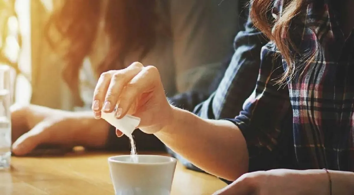 المحليات الصناعية تحت المجهر... آثارها السلبية قد تمتد عبر الأجيال