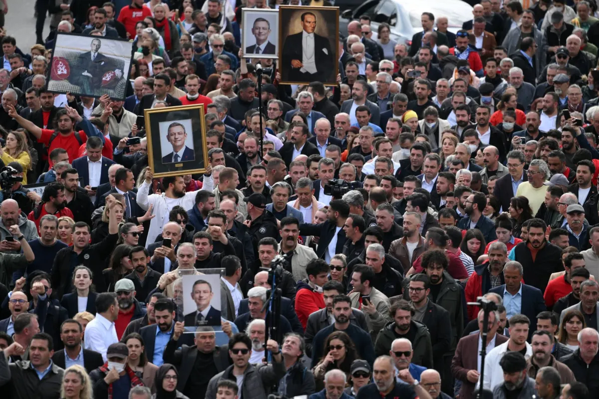 رسائل متناقضة تعمق انقسام الشعب الجمهوري