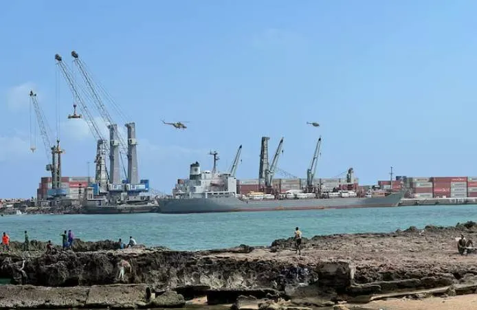 قراصنة يختطفون سفينة ويتجهون بها نحو الساحل الصومالي