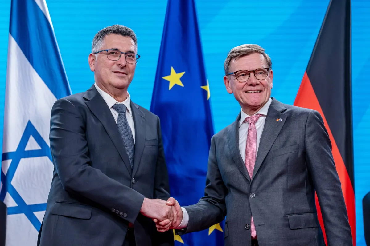 وزير خارجية ألمانيا يؤيد بتحفظ اجتياح إسرائيل قسما من جنوب لبنان وزير خارجية ألمانيا يؤيد بتحفظ اجتياح إسرائيل قسما من جنوب لبنان