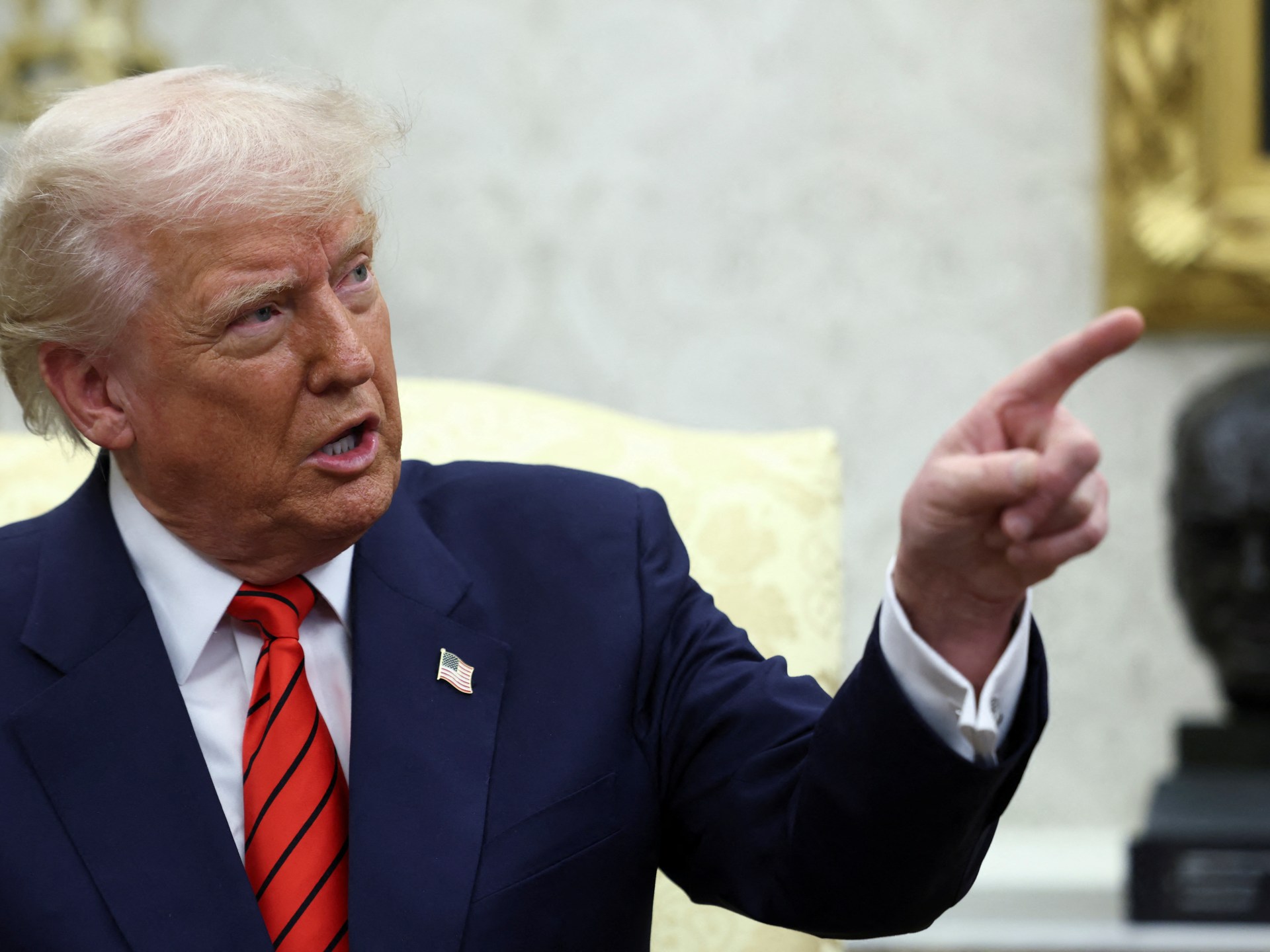 فايننشال تايمز: البلد الذي لا يستطيع أن يقول لا لترمب